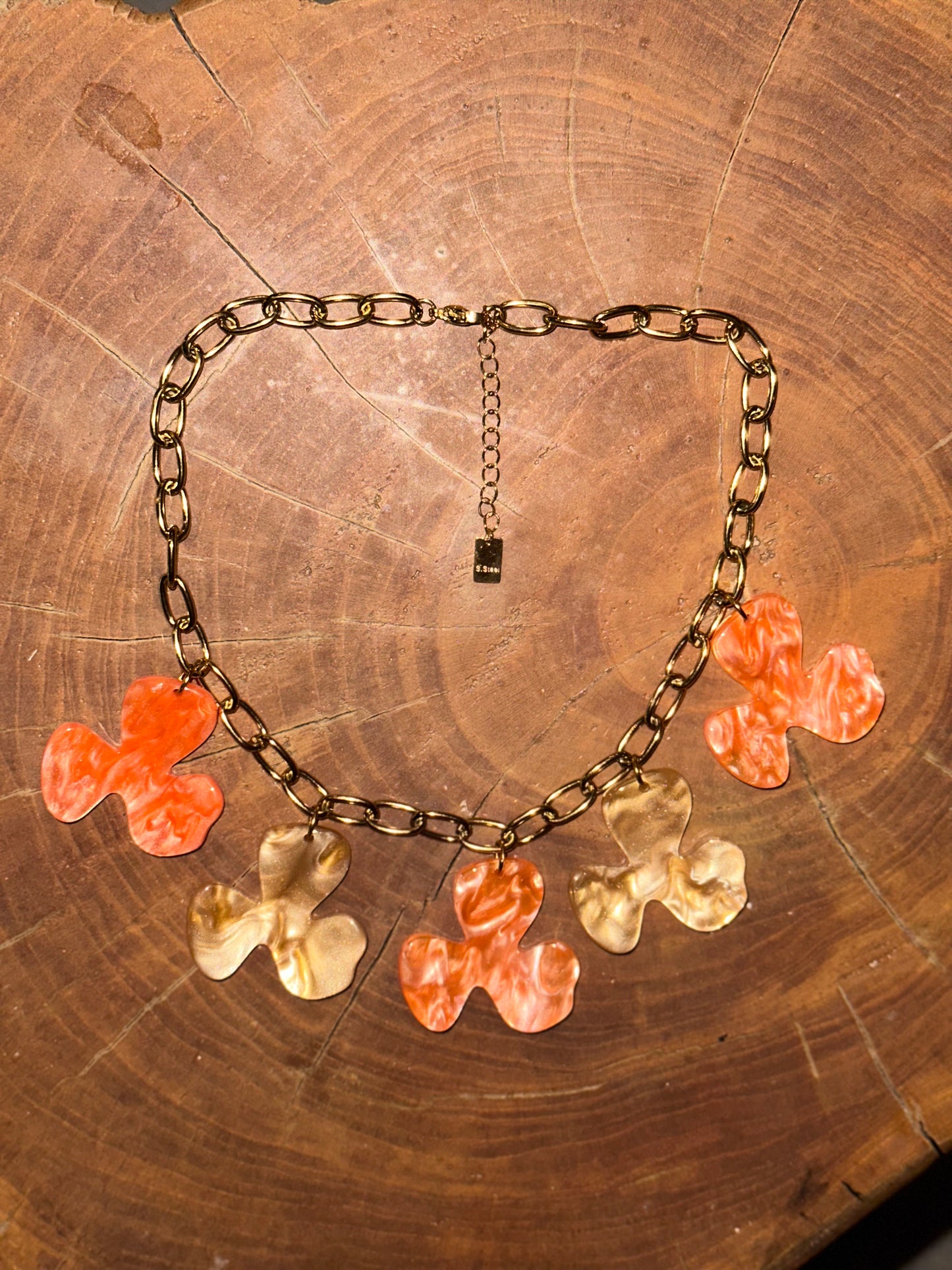 Rhea Resin Flower Necklace